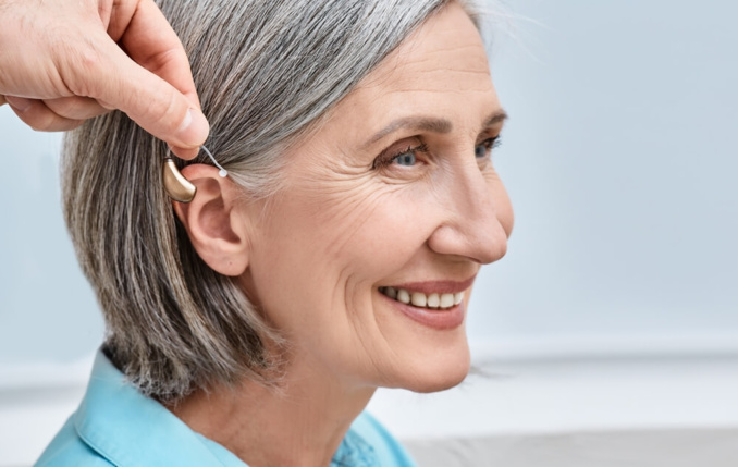 Femme équipée d'une aide auditive ©Shutterstock