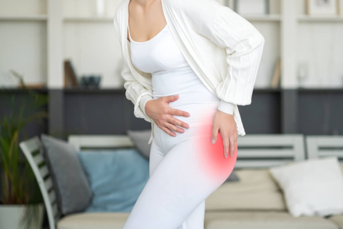 Femme senior souffrant de la hanche ©Shutterstock