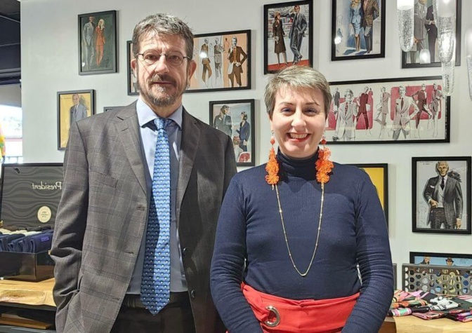 Transmission : quand un tailleur senior enseigne son métier d'art à une jeune femme pleine de talents Transmission : quand un tailleur senior enseigne son métier d'art à une jeune femme pleine de talents