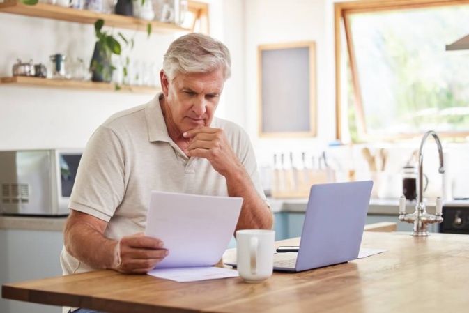Seniors faisant ses prévisions d'épargne ©Shutterstock