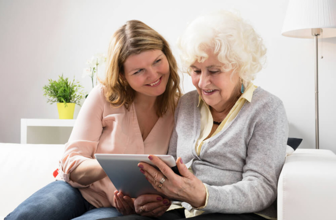 Personne âgée et parente aidant ©Shutterstock