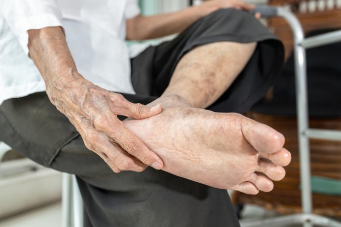 Personne âgée souffrant d'aponévrose plantaire ©Shutterstock