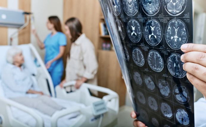 Personne âgée hospitalisée, souffrant d'Alzheimer ©Shutterstock Personne âgée hospitalisée, souffrant d'Alzheimer ©Shutterstock