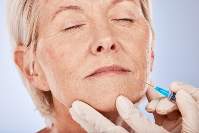 Femme senior en train se recevoir une injection d'acide hyaluronique ©Shutterstock Femme senior en train se recevoir une injection d'acide hyaluronique ©Shutterstock