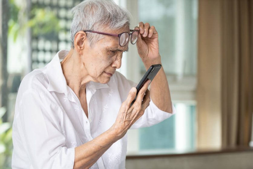 femme agée souffrant de DMLA ©Shutterstock