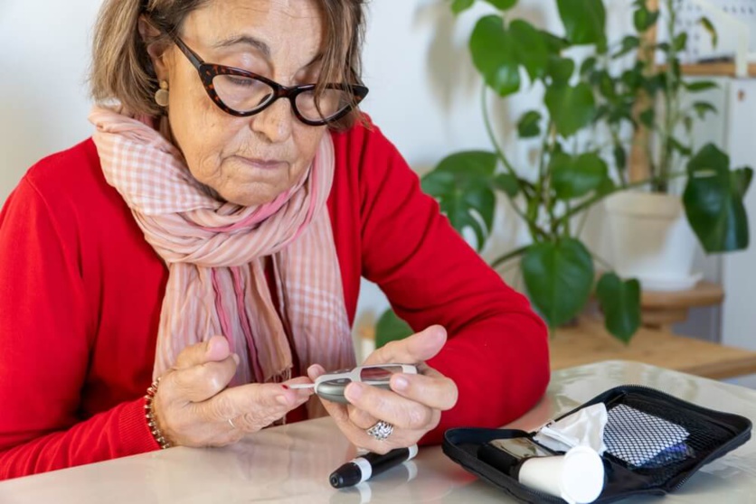 Femme seniors faisant le contrôle de son diabète ©Shutterstock Femme seniors faisant le contrôle de son diabète ©Shutterstock