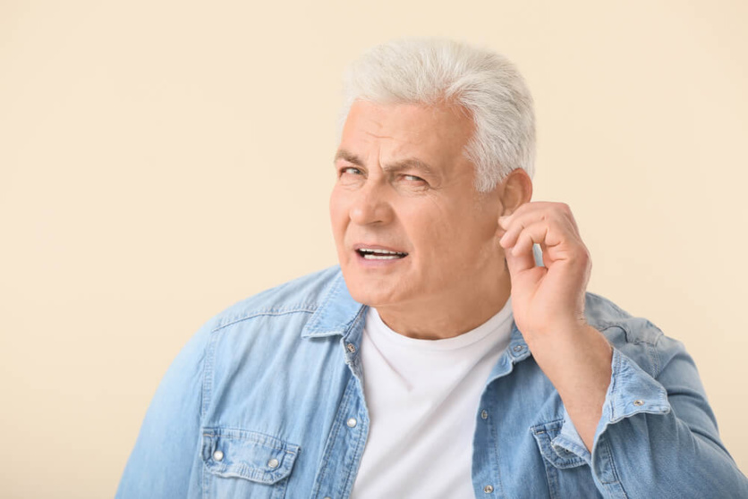 Senior souffrant de perte auditive © Shutterstock Senior souffrant de perte auditive © Shutterstock