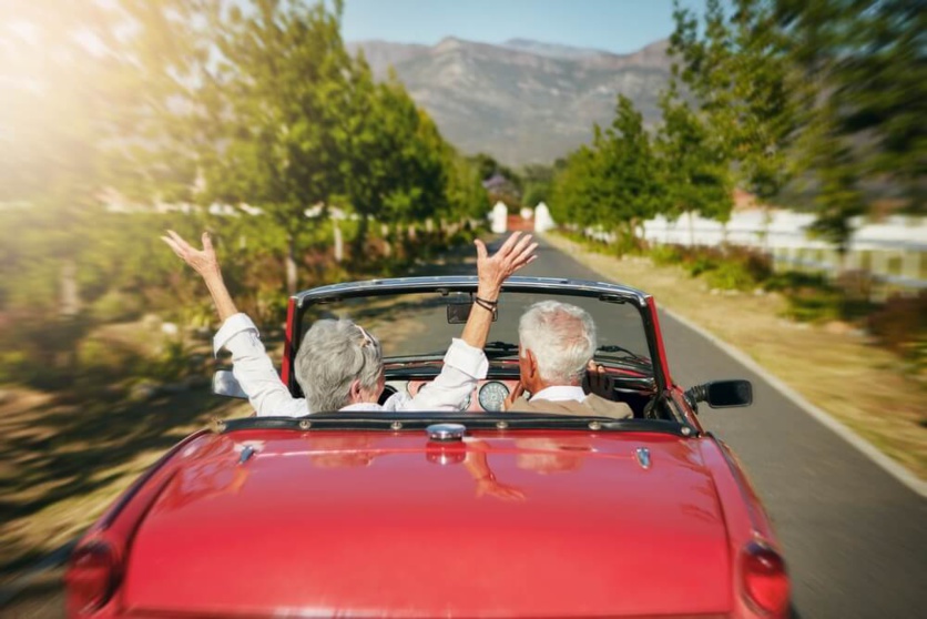 Couple de retraité en voiture ©Shutterstock Couple de retraité en voiture ©Shutterstock