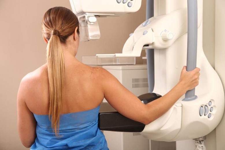 Femme réalisant une mamographie ©Shutterstock