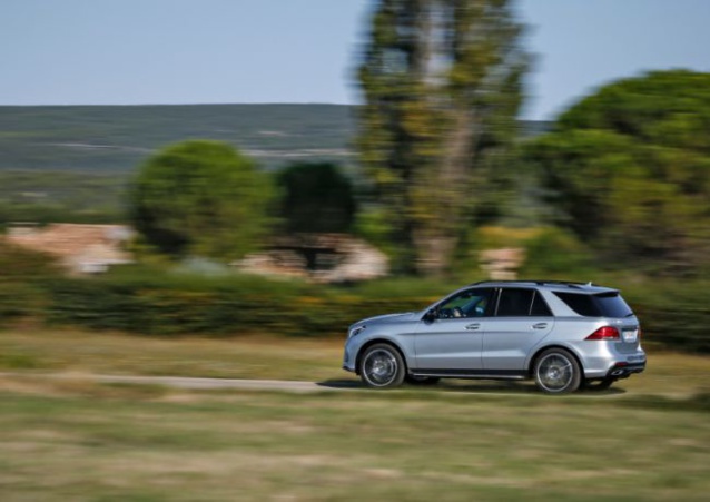 Le GLE est nettement plus imposant sur la route