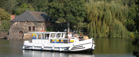 Tourisme fluvial sans permis : une très belle manière de découvrir l’Anjou au printemps Tourisme fluvial sans permis : une très belle manière de découvrir l’Anjou au printemps