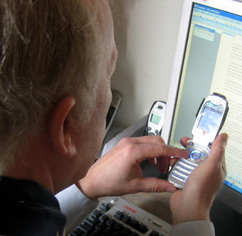 Des jeunes apprennent aux adultes et aux seniors à se servir d’un téléphone mobile Des jeunes apprennent aux adultes et aux seniors à se servir d’un téléphone mobile
