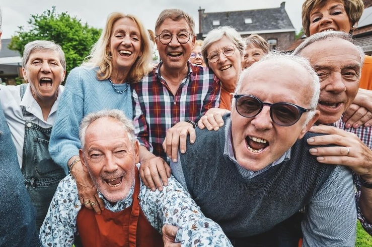 Un groupe de joyeux Baby-Boomers © Lomb/Shutterstock