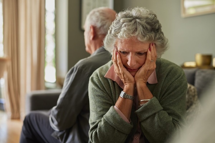 Femme senior vivant avec un homme atteint d'Alzheimer © Rido/Shutterstock Femme senior vivant avec un homme atteint d'Alzheimer © Rido/Shutterstock