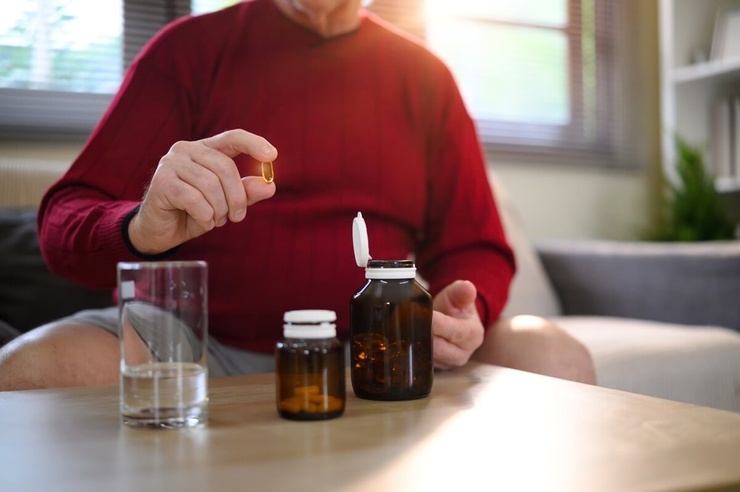 Homme âgé se supplémentant en vitamine D © Prathankarnpap/Shutterstock