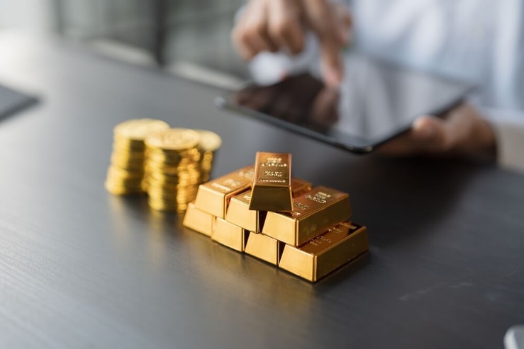 Homme calculant la valeur de son stock d'or d'investissement © Lee Charlie/Shutterstock