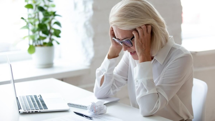 Femme exaspérée par les décisions du gouvernement © fizkes/Shutterstock