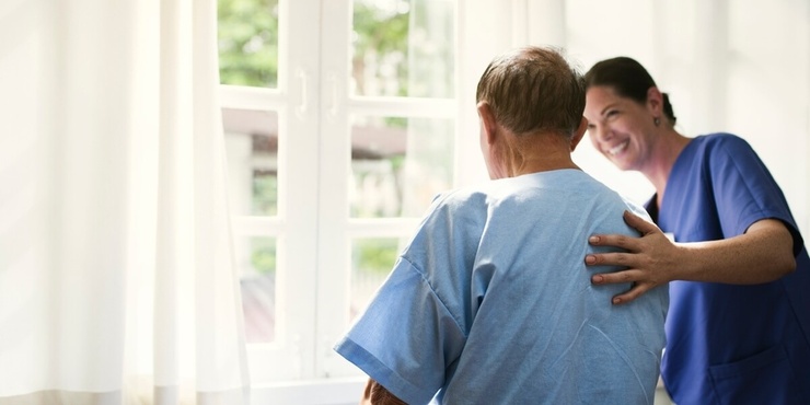 Homme agé en Ehpad avec une soignante © Rawpixel.com/Shutterstock Homme agé en Ehpad avec une soignante © Rawpixel.com/Shutterstock