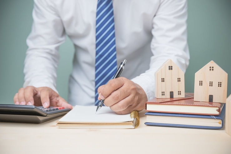 Notaire calculant les frais bancaires induits par une succession © Nanthaphiphat watto/Shutterstock Notaire calculant les frais bancaires induits par une succession © Nanthaphiphat watto/Shutterstock