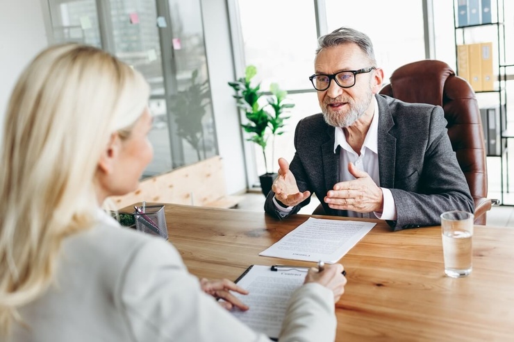 Employé senior en entretien RH ©Roman Samborskyi/Shutterstock