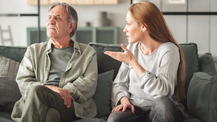Discussion conflictuelle entre une jeune femme et son père © sebra/Shutterstock Discussion conflictuelle entre une jeune femme et son père © sebra/Shutterstock