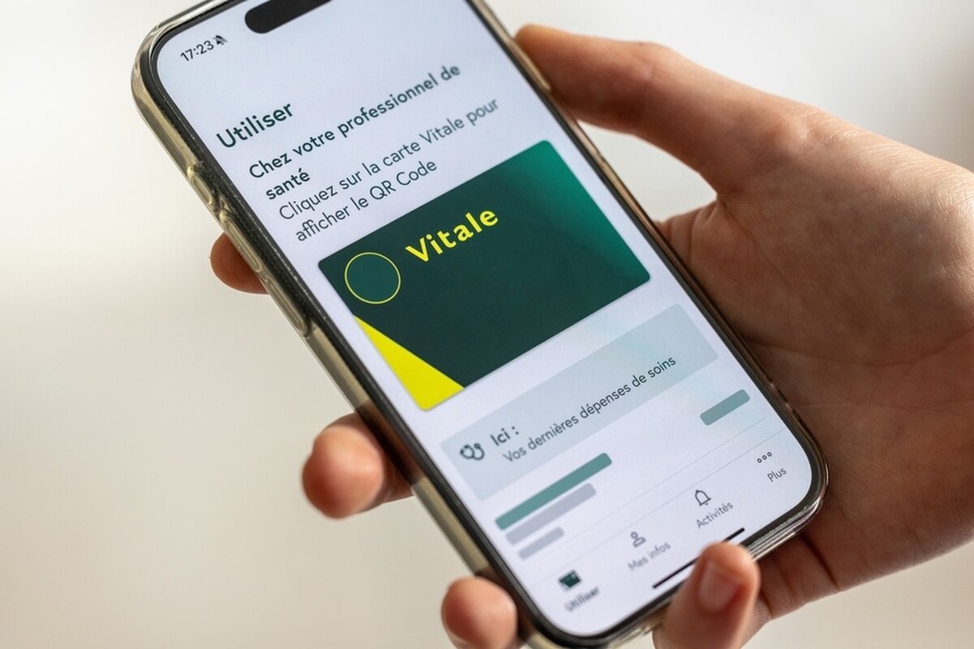 carte Vitale accessible à partir du smartphone de l'assuré  ©  Pixavril/Shutterstock