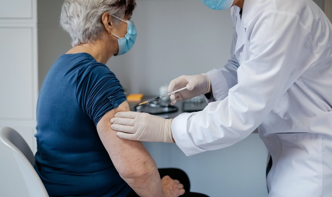Femme âgée vaccinée contre le penumocoque par une femme médecin © David Pereiras/Shutterstock