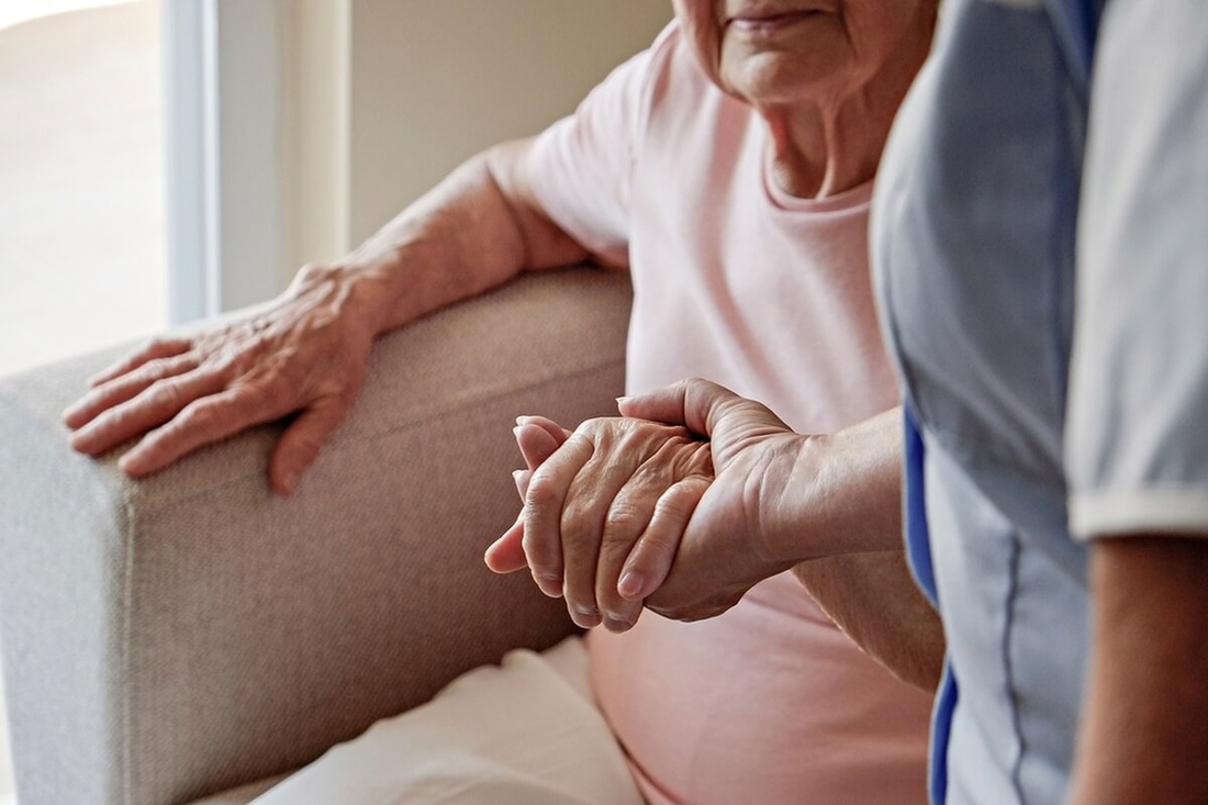 Une femme mûre dans un établissement de soins © evrymmnt/Shutterstock Une femme mûre dans un établissement de soins © evrymmnt/Shutterstock