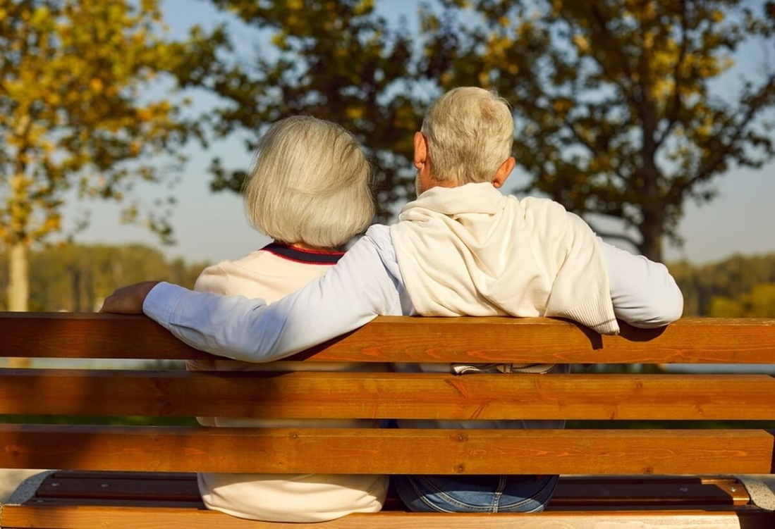 Couple de retraités uni sur un banc © Studio Romantic/Shutterstock