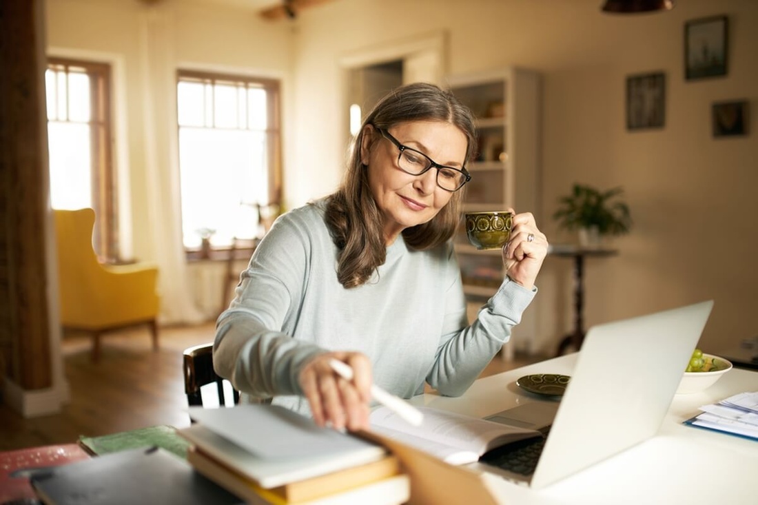 Femme quinqua en retraite progressive © shurkin_son/Shutterstock