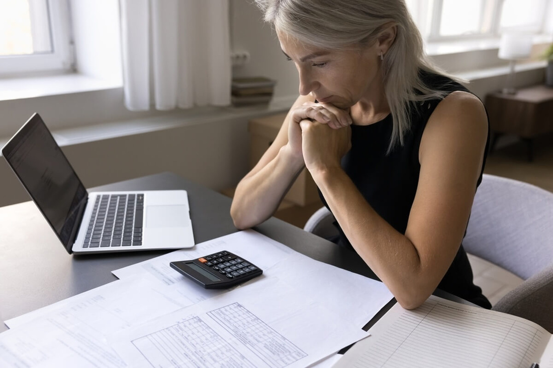 Femme senior calculant sa future retraite © fizkes/Shutterstock