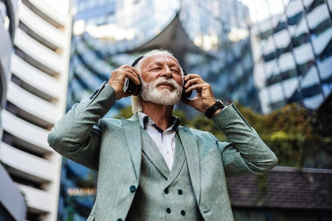 Un senior mélomane © Jelena Stanojkovic/Shutterstock Un senior mélomane © Jelena Stanojkovic/Shutterstock
