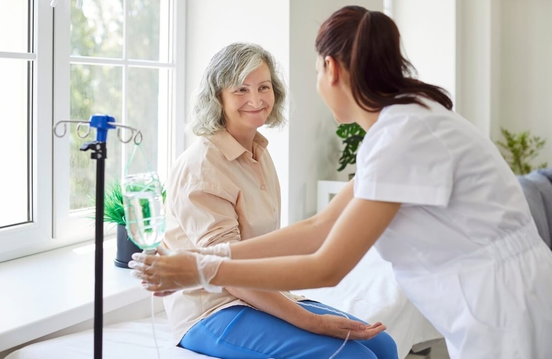 Femme senior se faisant soigner © Studio Romantic/Shutterstock Femme senior se faisant soigner © Studio Romantic/Shutterstock