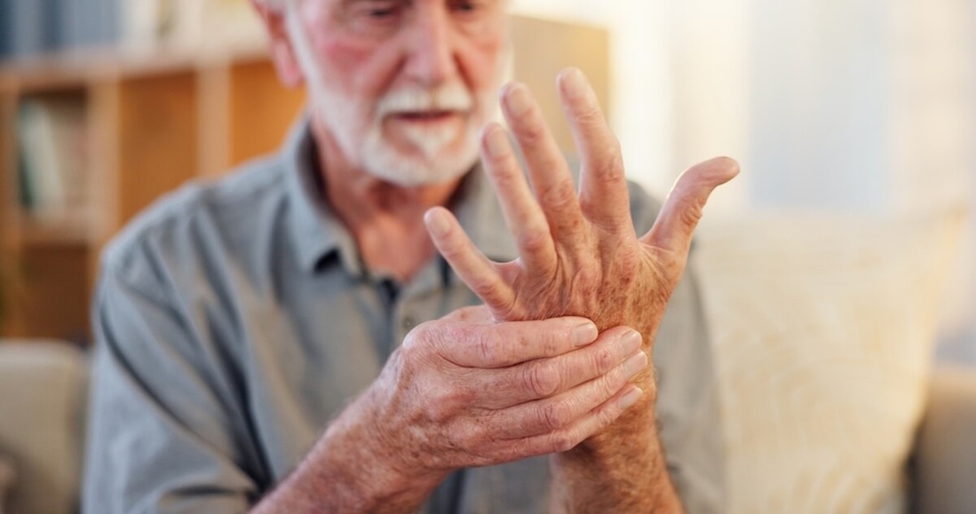 Homme senior souffrant de la maladie de Parkinson © PeopleImages/Shutterstock