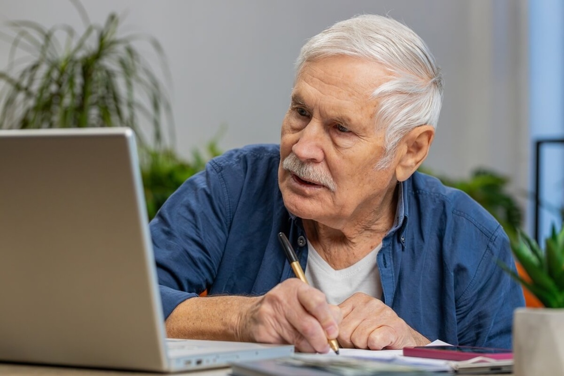 Senior faisant le point de son relevé de carrière © Andrii Iemelianenko/Shutterstock