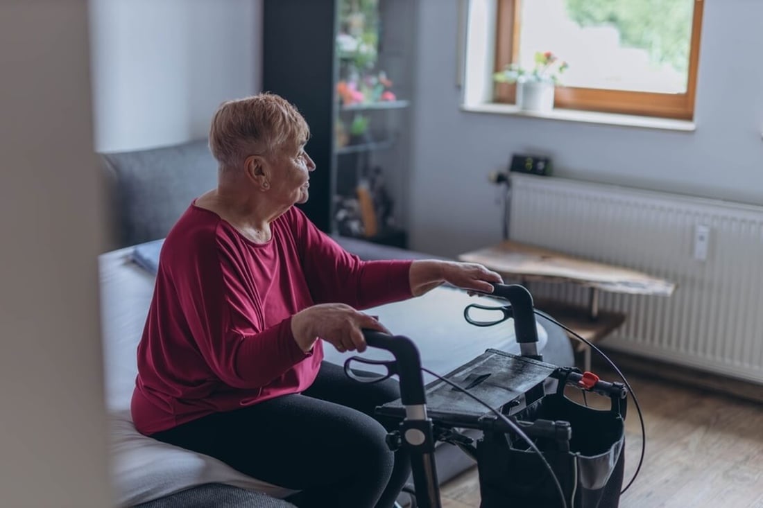 Une femme agée dépendante © Kateryna Mukhina/Shutterstock Une femme agée dépendante © Kateryna Mukhina/Shutterstock
