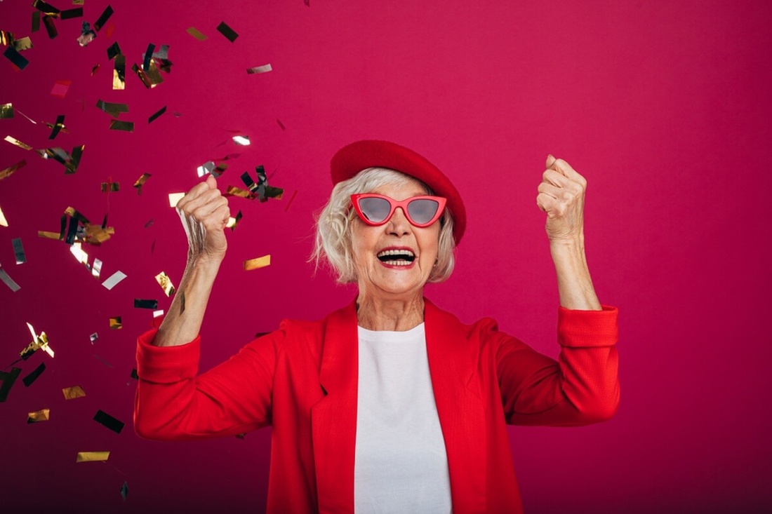 Une femme senior venant de remporter un concours © Anton Mukhin/Shutterstock Une femme senior venant de remporter un concours © Anton Mukhin/Shutterstock