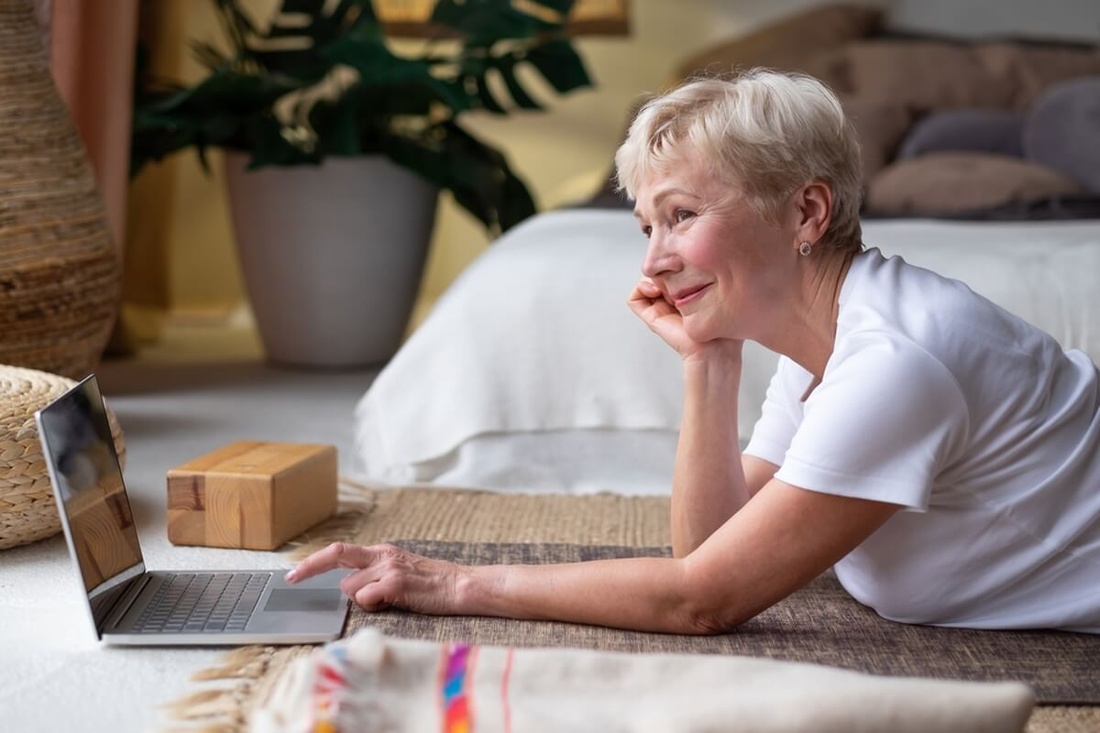 Une femme senior en train de surfer sur internet © RealPeopleStudio/Shutterstock Une femme senior en train de surfer sur internet © RealPeopleStudio/Shutterstock