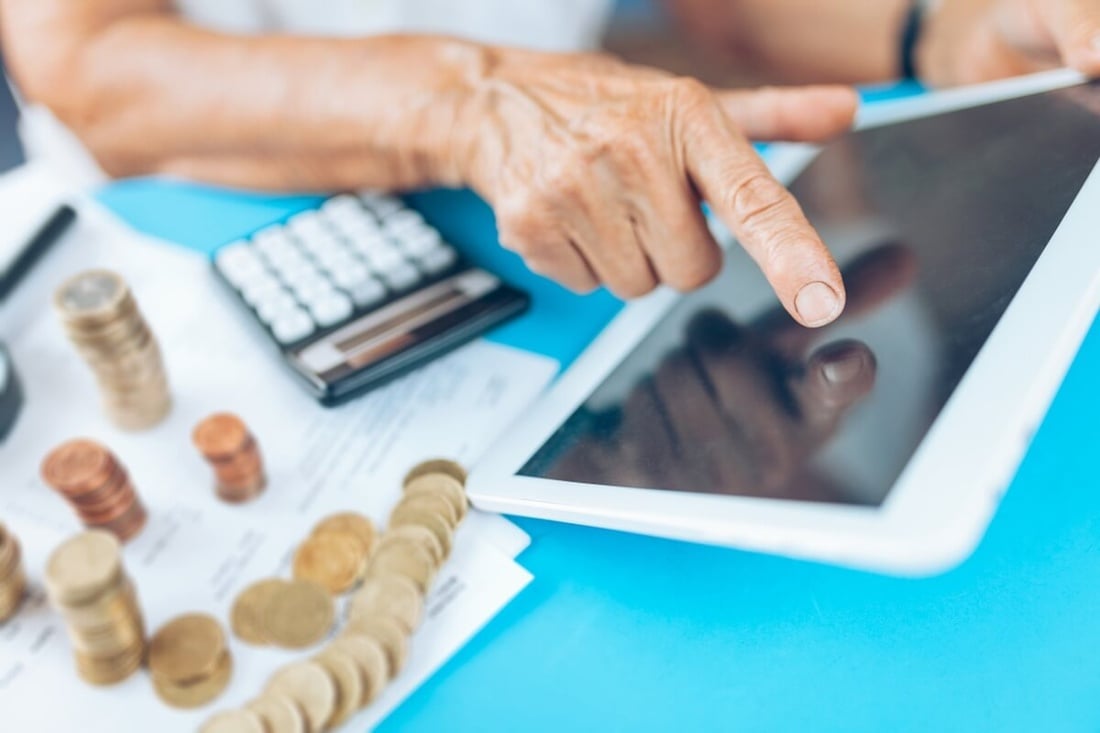 Femme senior constant les avantages fiscaux dont elle bénéficie © And-One/Shutterstock Femme senior constant les avantages fiscaux dont elle bénéficie © And-One/Shutterstock