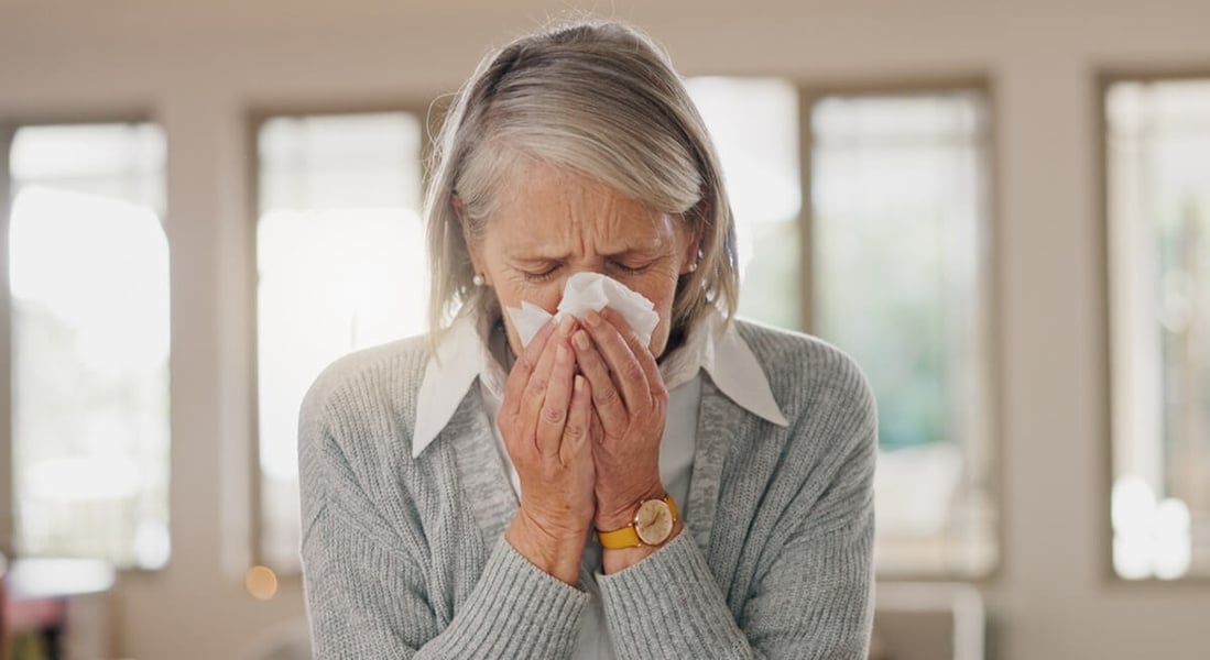 Femme senior atteinte par le variant K de la grippe saisonnière © PeopleImages/Shutterstock Femme senior atteinte par le variant K de la grippe saisonnière © PeopleImages/Shutterstock
