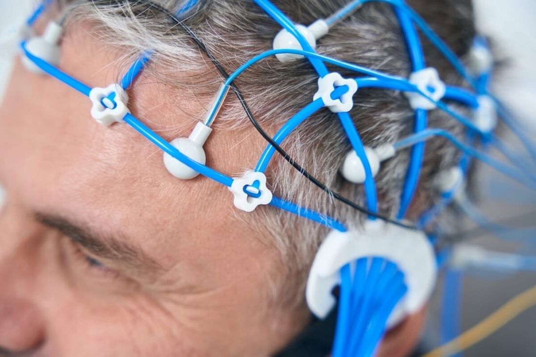Senior faisant un eeg dans le cadre du test Fastball© YAKOBCHUK VIACHESLAV/Shutterstock