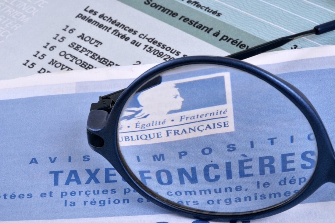 Gros plan sur la taxe foncière pour les retraités © RVillalon/Shutterstock