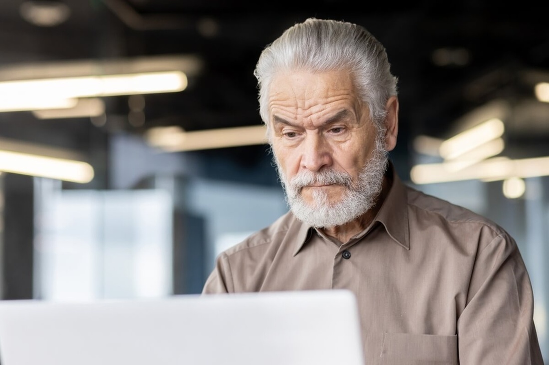 senoir soucieux de l'évolution du régime pour le cumul enploi-retraite © voronaman/Shutterstock