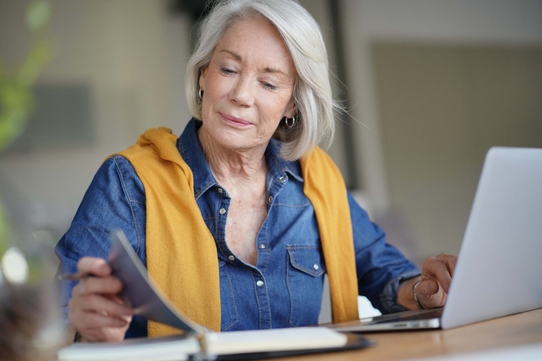 Femme senior préparant son dossier de retraite avec les nouveaux droits © goodluz/Shutterstock