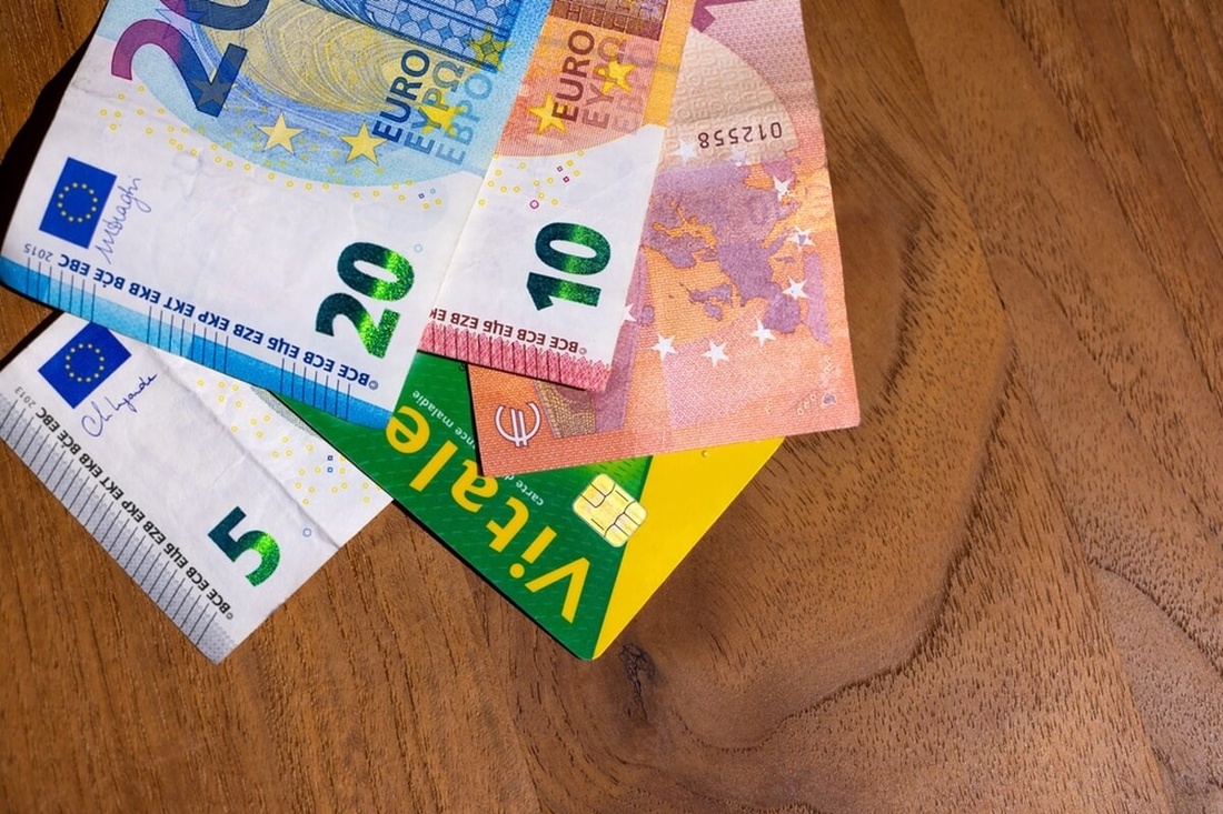 Carte Vitale et billets de banque en euros illustrant l'augmentation des franchises médicales au 1er janvier 2026 © Christophe Badouet/Shutterstock