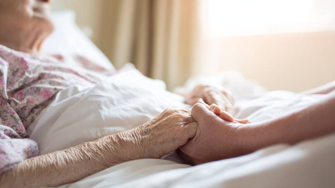 Accompagnement d'une femme  senior en fin de vie par un proche © SeniorActu