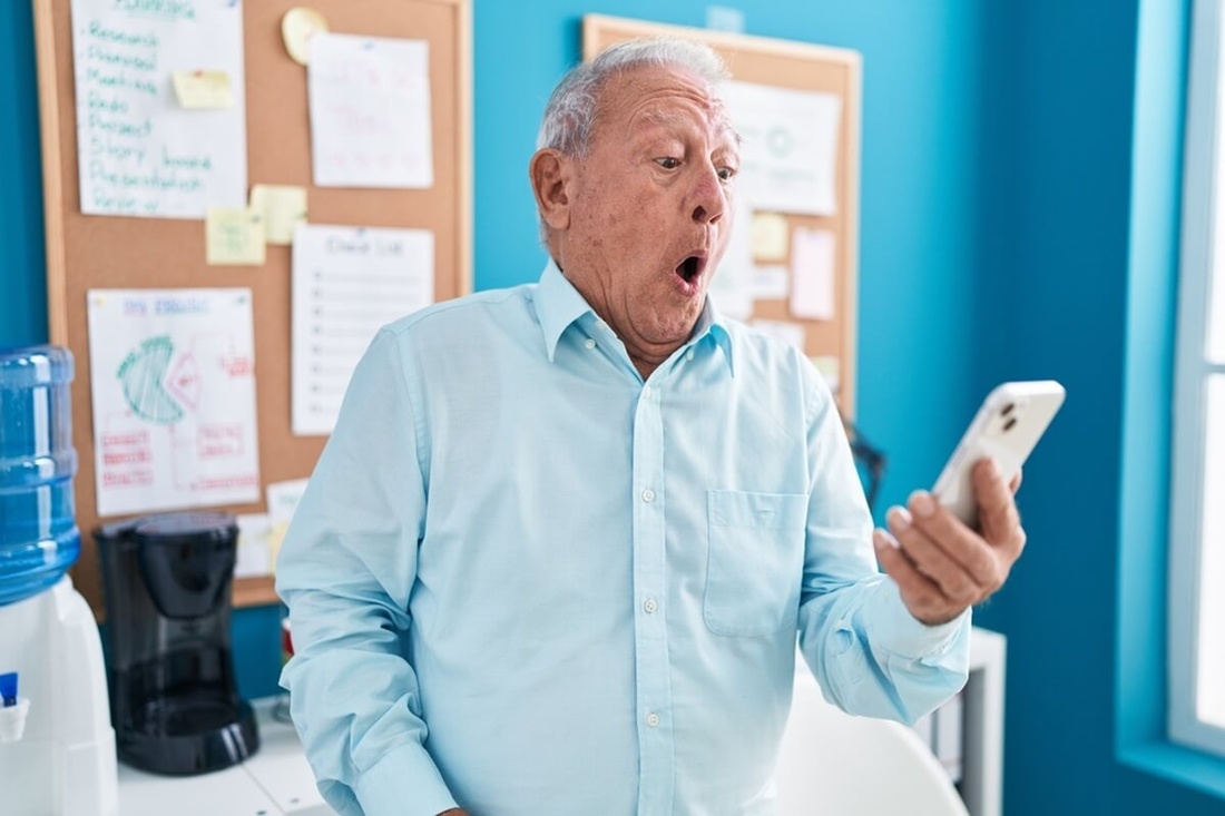 Seniors se faisant pièger par un sfaux site d'actualité © Krakenimages.com/Shutterstock Seniors se faisant pièger par un sfaux site d'actualité © Krakenimages.com/Shutterstock