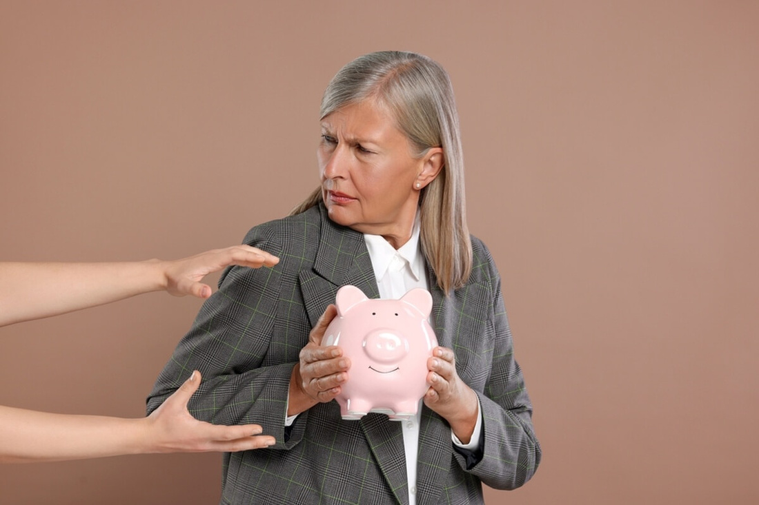 Seniors : attention aux arnaques pendant les fêtes de Noel © New Africa/Shutterstock