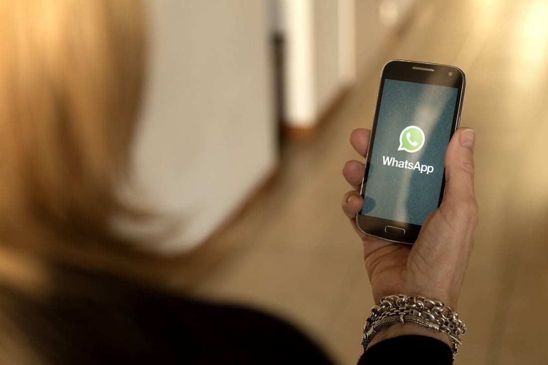 Femme senior utilisant la messagerie de Whatsapp © Alex Photo Stock/Shutterstock Femme senior utilisant la messagerie de Whatsapp © Alex Photo Stock/Shutterstock