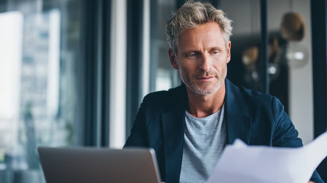 Un homme de 55 ans vérifie son relevé de carrière sur ordinateur pour sa retraite © SeniorActu Un homme de 55 ans vérifie son relevé de carrière sur ordinateur pour sa retraite © SeniorActu
